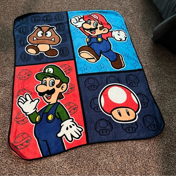 Fuzzy Super Mario blanket - Picture 3 of 4